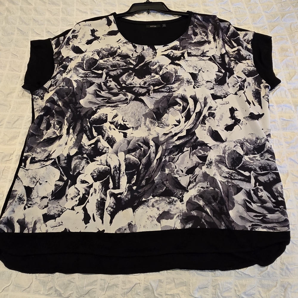 Apt. 9, Size 1X Black & White Print Short Sleeve Top (Like New)